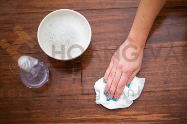 Làm sạch ghế bằng dung dịch xà bông cùng nước ấm